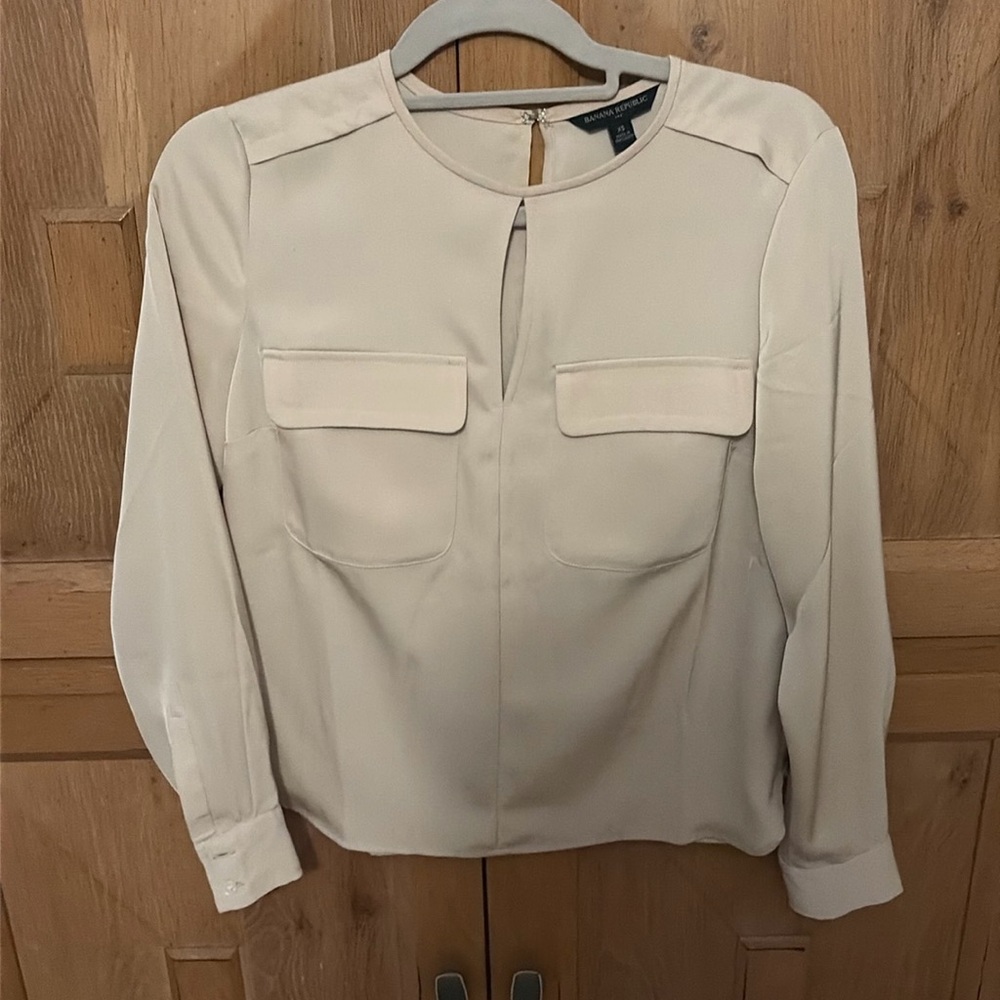 Double pocket keyhole top